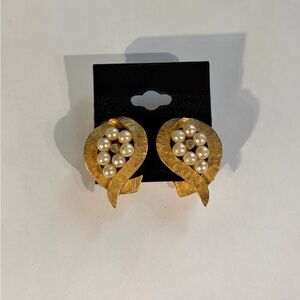 Vintage Gold Tone ART(c) Faux Pearls Rhinestone Clip On Earrings